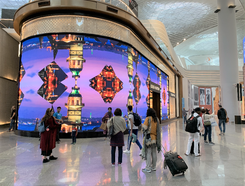 Rang lammelse hvede Image (and video) of the day: Louis Vuitton wows at Istanbul Airport - The  Moodie Davitt Report -The Moodie Davitt Report