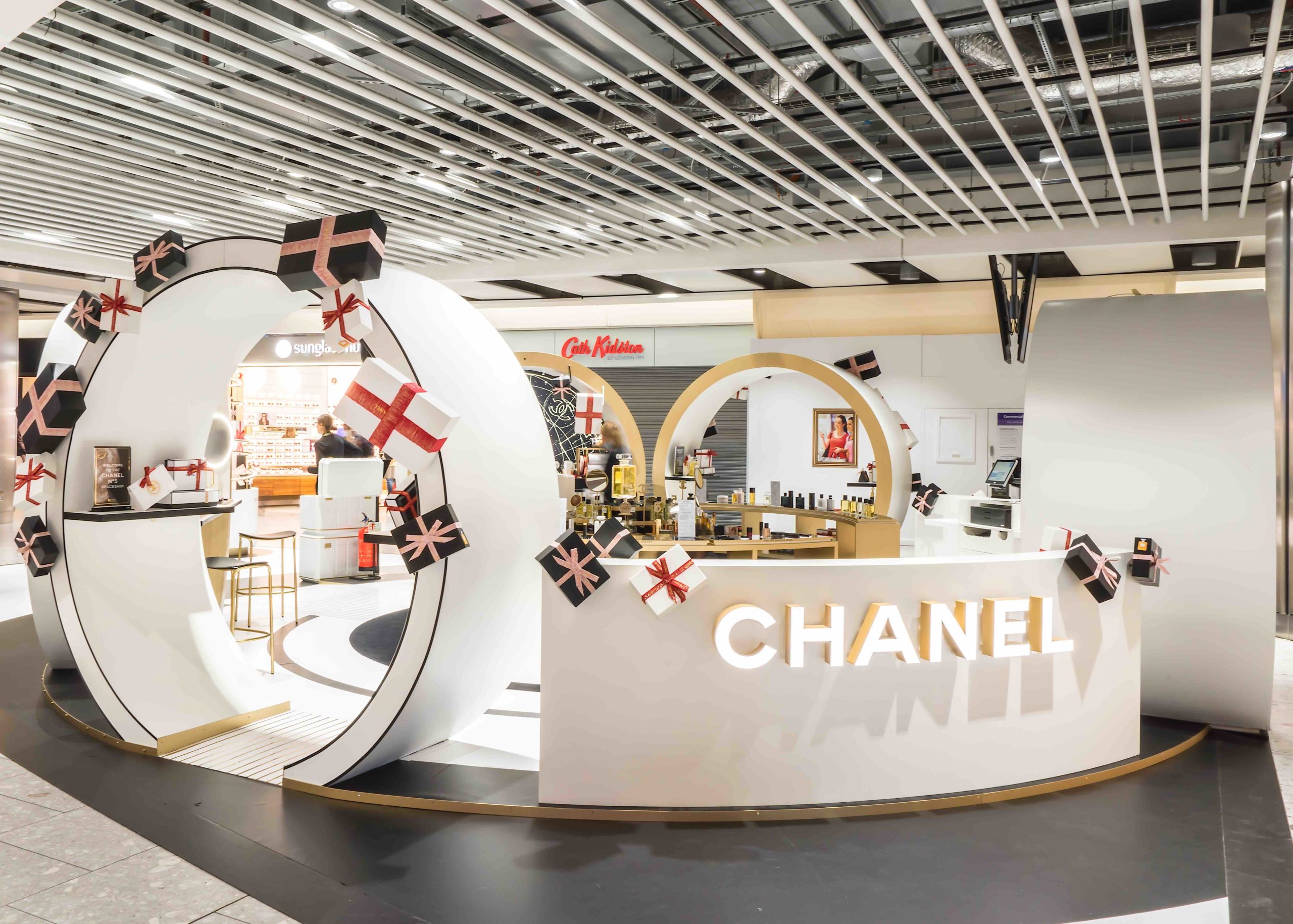 Picture Gallery: Chanel N°5 Spaceship lands at Heathrow : The