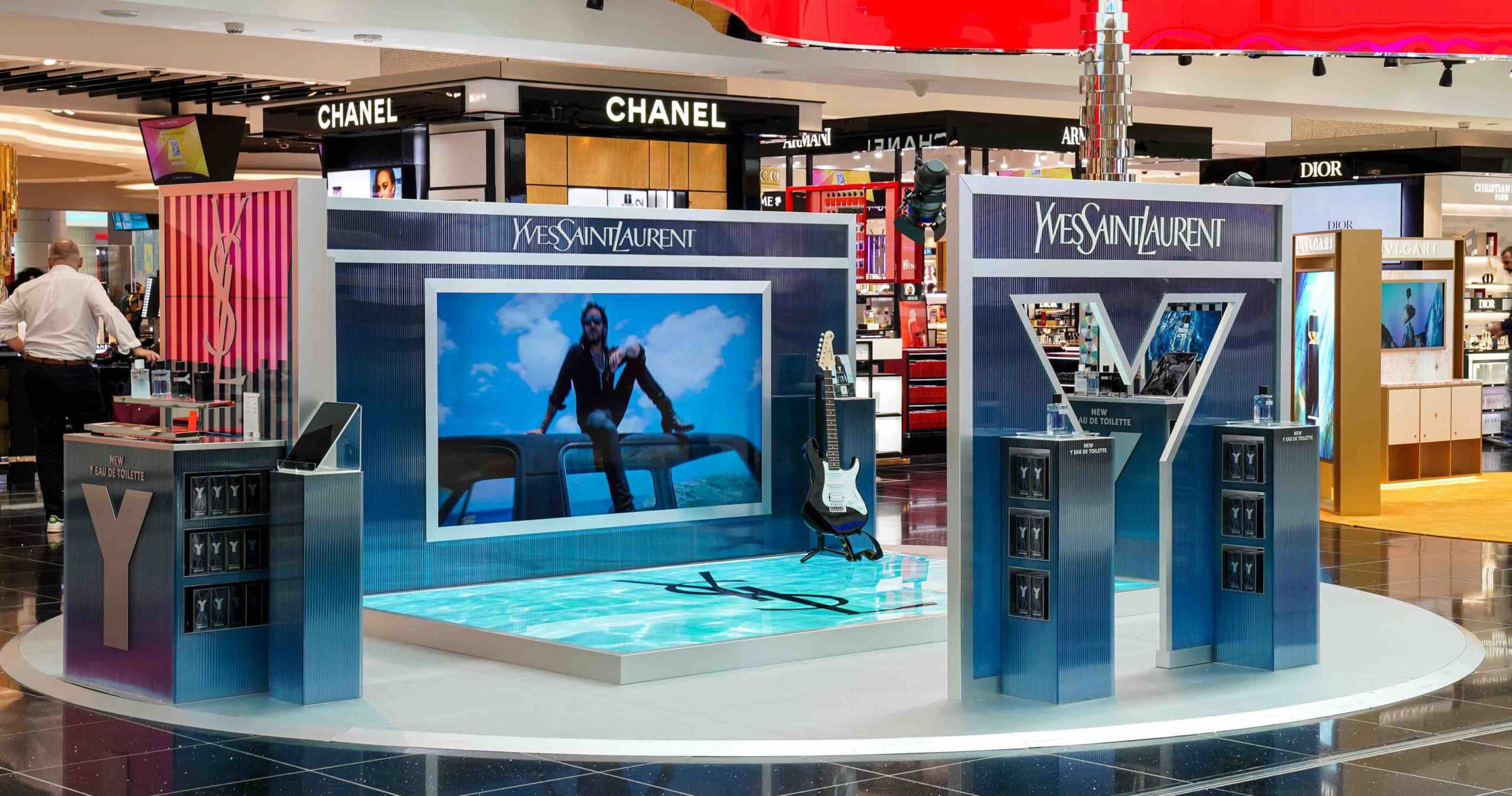 ysl-and-dubai-duty-free-bring-rock-n-roll-y-fragrance-to-life-at-dxb